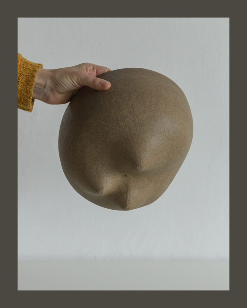 MEA8_Tripode_clair_tenu-en-main_JBC